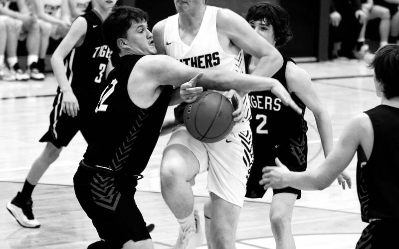 Late rally lifts TL boys over Mobridge-Pollock