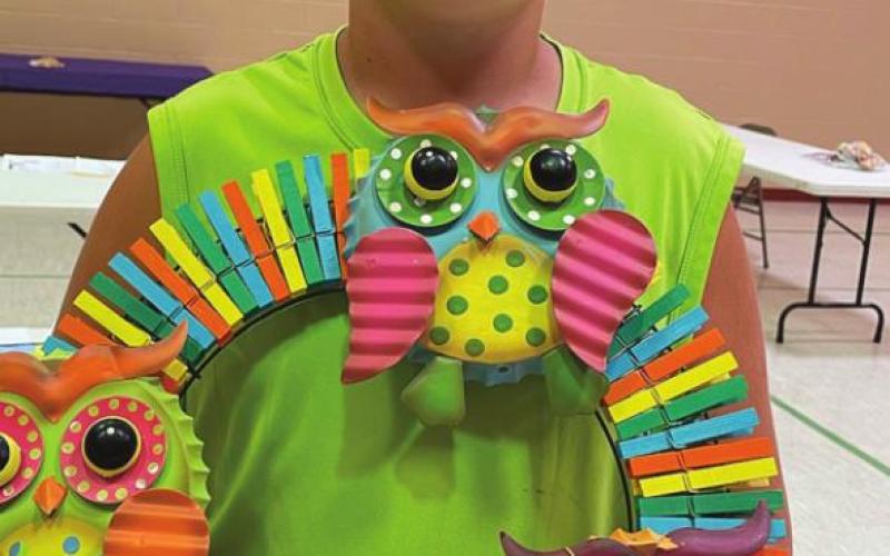 Evan Schweitzer’s owl wreath won him a blue ribbon in the open class. Photos by Kathy Nelson