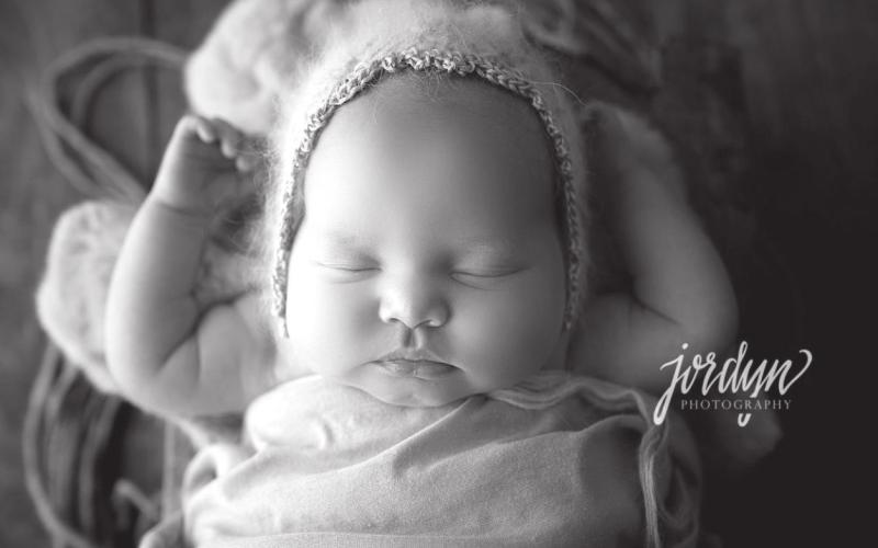 Drew Elizabeth born Feb. 5