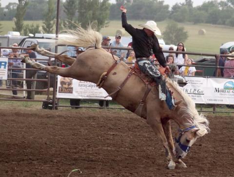 Saddle bronc riders Kaden Deal