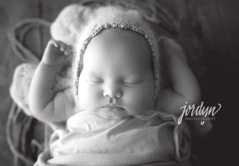 Drew Elizabeth born Feb. 5